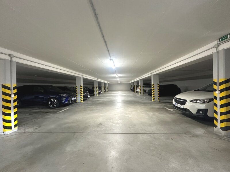 Pronájem garážového stání, Zlín – Jižní Svahy, Voženílkova.