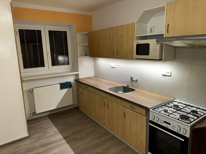 Nabízíme na pronájem pěkný cihlový byt 2+1, rozloha 63 m2, ve 2.patře bytového domu v Holešově