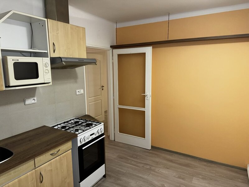 Nabízíme na pronájem pěkný cihlový byt 2+1, rozloha 63 m2, ve 2.patře bytového domu v Holešově