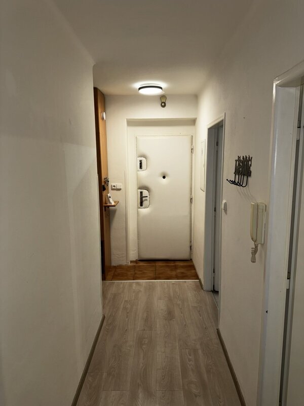 Nabízíme na pronájem pěkný cihlový byt 2+1, rozloha 63 m2, ve 2.patře bytového domu v Holešově