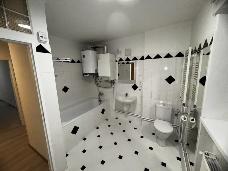 Nabízíme na pronájem pěkný cihlový byt 2+1, rozloha 63 m2, ve 2.patře bytového domu v Holešově