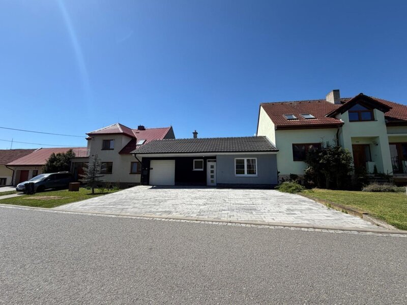 Prodej rodinného domu 4+kk, Vlčnov – terasa, garáž, bazén i zahrada