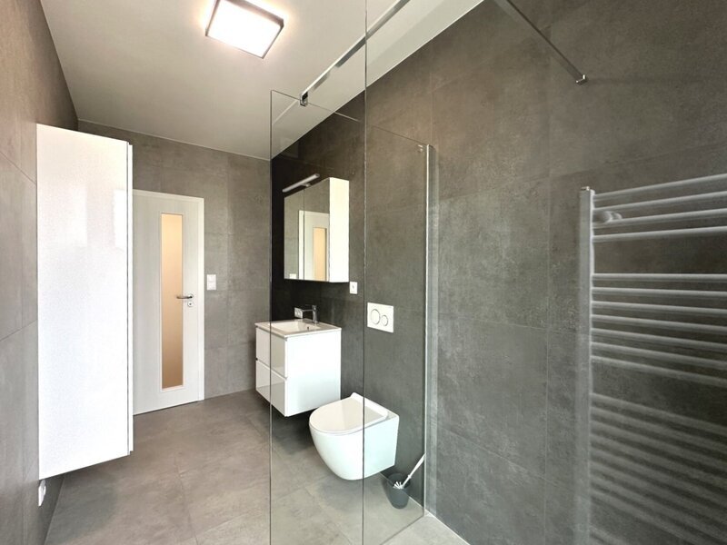 Pronájem moderního bytu 2+kk s terasou, klimatizací a parkováním – Zlín, Prštné