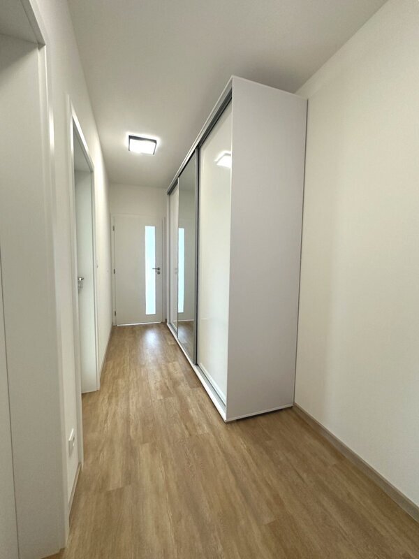 Pronájem moderního bytu 2+kk s terasou, klimatizací a parkováním – Zlín, Prštné