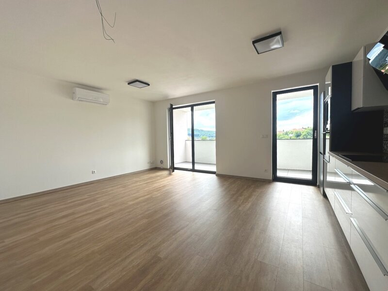 Pronájem moderního bytu 2+kk s terasou, klimatizací a parkováním – Zlín, Prštné