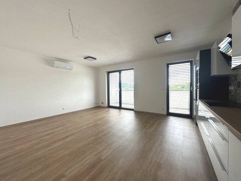 Pronájem moderního bytu 2+kk s terasou, klimatizací a parkováním – Zlín, Prštné