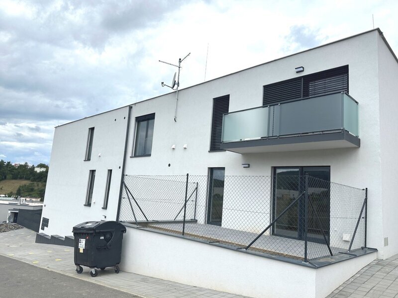 Pronájem moderního bytu 2+kk s terasou, klimatizací a parkováním – Zlín, Prštné
