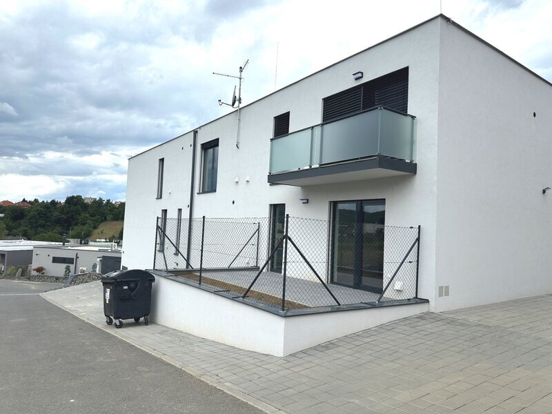 Pronájem moderního bytu 2+kk s terasou, klimatizací a parkováním – Zlín, Prštné