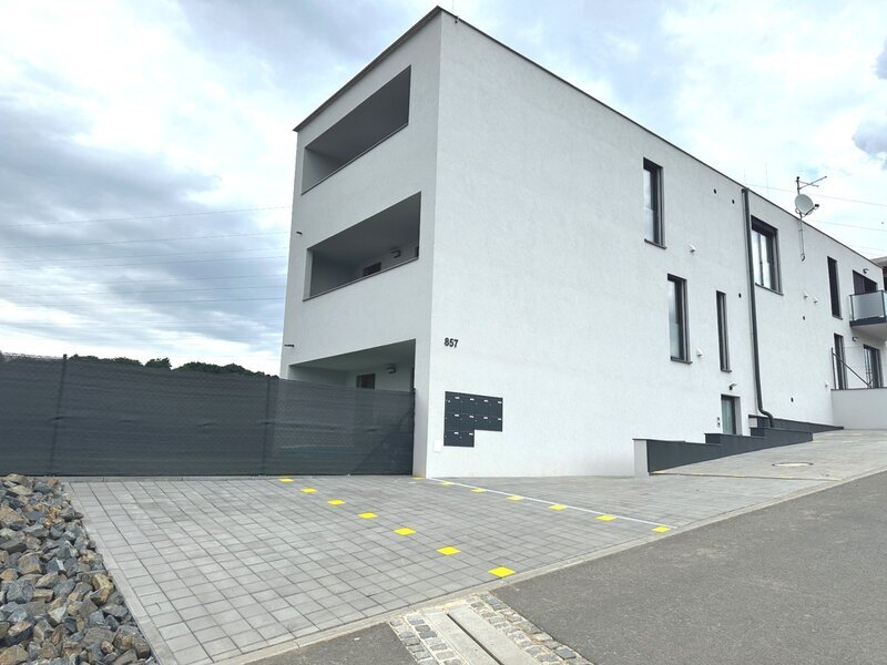 Pronájem moderního bytu 2+kk s terasou, klimatizací a parkováním – Zlín, Prštné