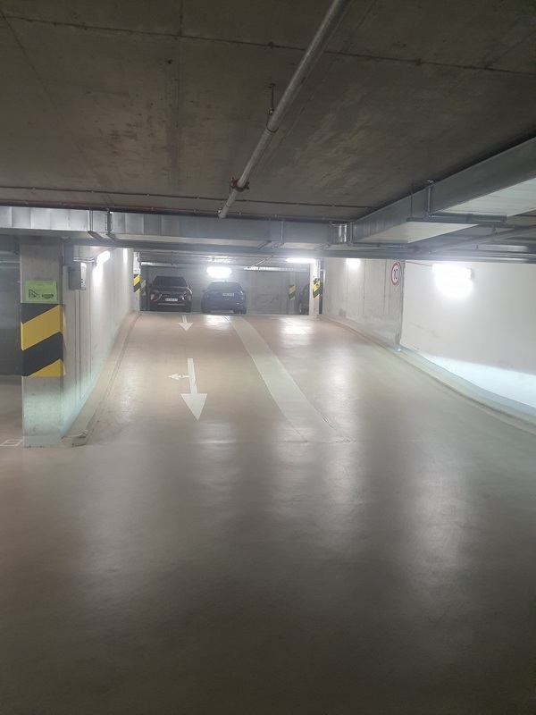 Pronájem garážového stání v novostavbě bytového domu v ul. Bartoškova v Praze 4 Nusle.