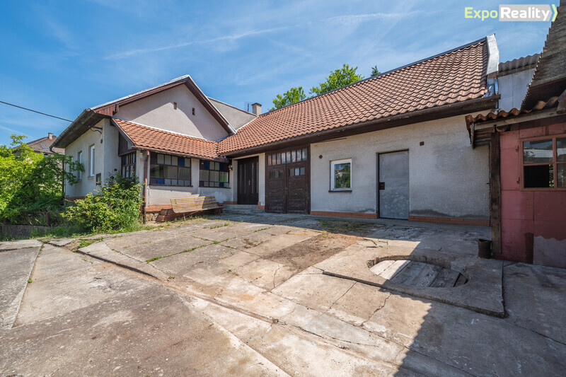 Prodej 5/8 podílů rodinného domu v Kostelci u Zlína.