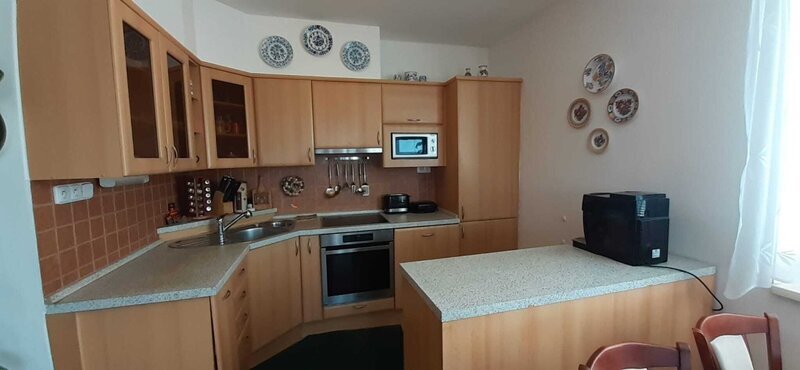 Pronájem bytu 2+kk 66 m2, s terasou 15 m2, s parkovacím stáním a sklepem, Zlín, Pod Křiby