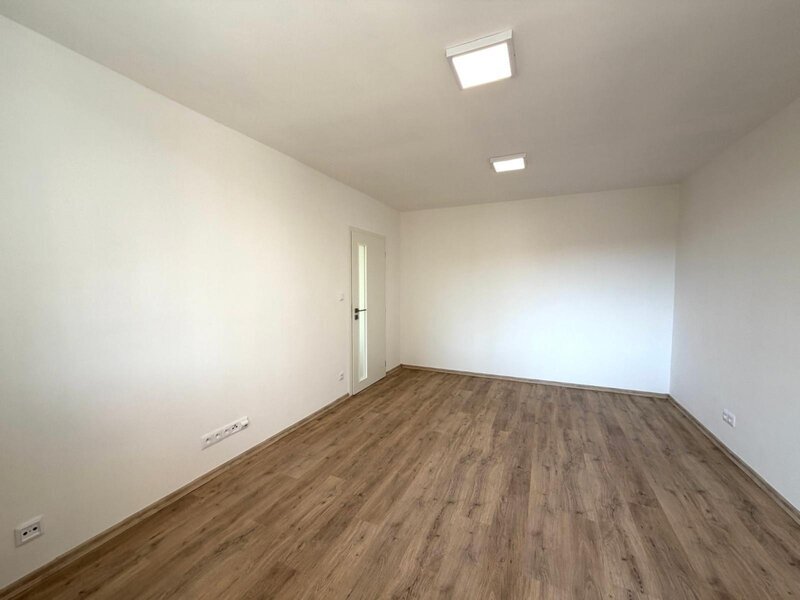 Pronájem bytu 1+kk s balkonem po rekonstrukci – Zlín, ul. Kvítková