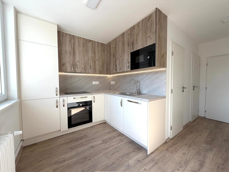 Pronájem bytu 1+kk s balkonem po rekonstrukci – Zlín, ul. Kvítková