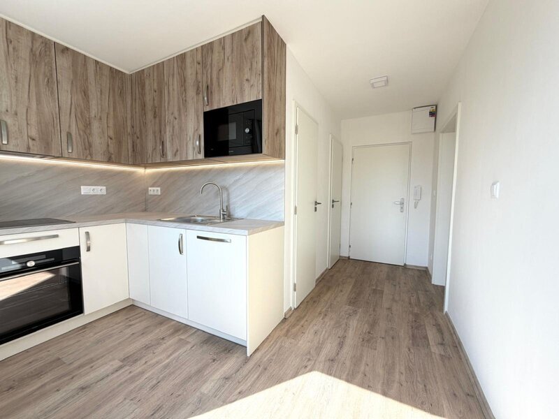 Pronájem bytu 1+kk s balkonem po rekonstrukci – Zlín, ul. Kvítková