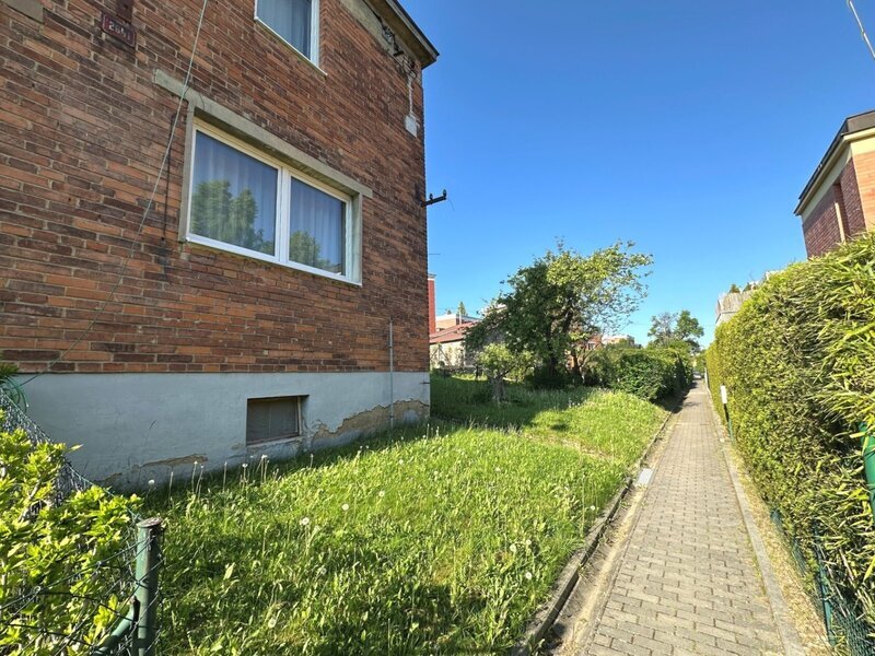 Pronájem půldomku 3+1 se zahradou v klidné lokalitě, částečně zařízen