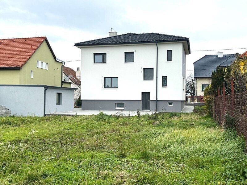 Prostorný rodinný dům 5+kk po kompletní rekonstrukci se zahradou, Otrokovice