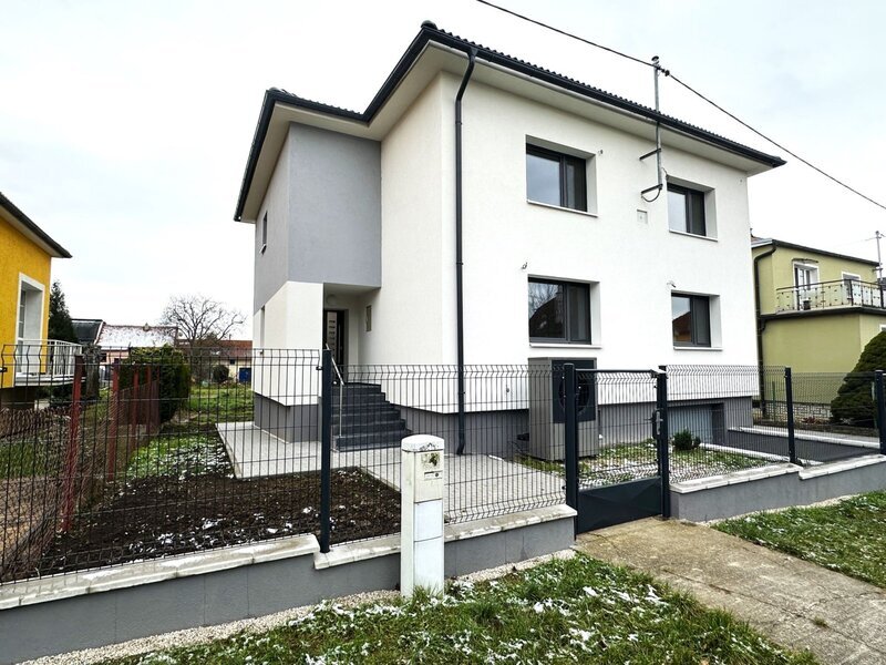 Prostorný rodinný dům 5+kk po kompletní rekonstrukci se zahradou, Otrokovice