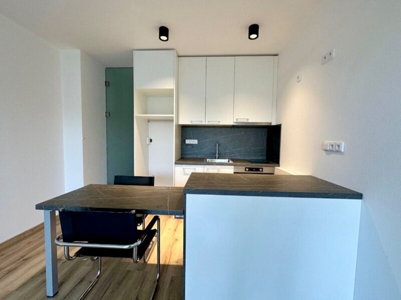 Pronájem bytu 1+kk s lodžií v centru města Zlín