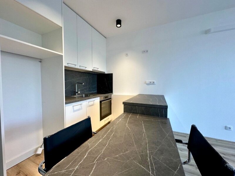 Pronájem moderního bytu 1+kk s prostornou lodžií s krásným výhledem – centrum Zlína