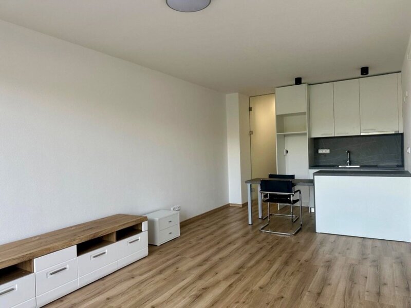 Pronájem bytu 1+kk s lodžií v centru města Zlín