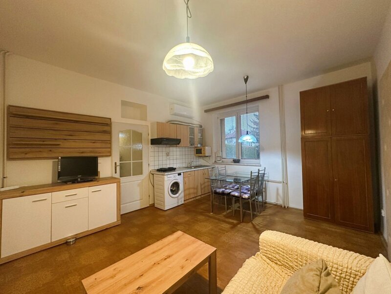 Pronájem útulného bytu 2+kk se zahradou v centru Zlína