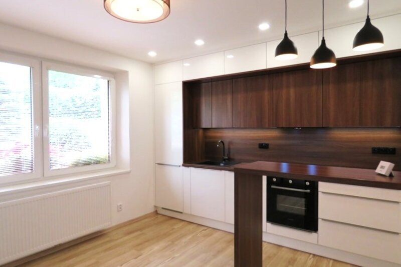 Pronájem zrekonstruovaného bytu 2+kk se zahradou – Zlín, Lesní čtvrť