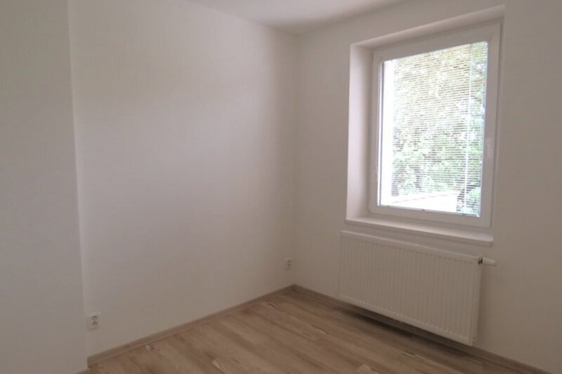 Pronájem zrekonstruovaného bytu 2+kk se zahradou – Zlín, Lesní čtvrť