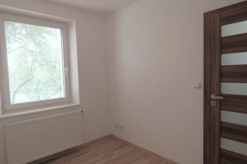 Pronájem zrekonstruovaného bytu 2+kk se zahradou – Zlín, Lesní čtvrť