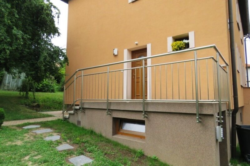 Pronájem zrekonstruovaného bytu 2+kk se zahradou – Zlín, Lesní čtvrť