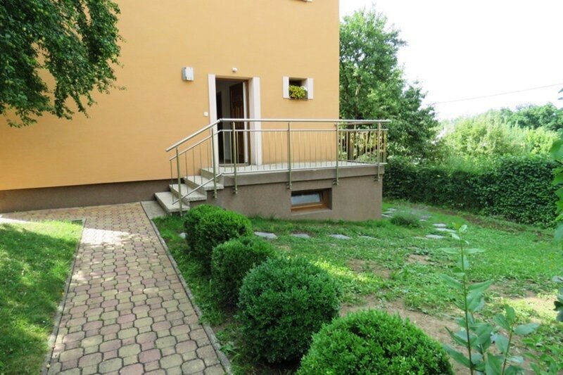 Pronájem zrekonstruovaného bytu 2+kk se zahradou – Zlín, Lesní čtvrť