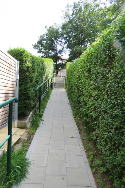 Pronájem zrekonstruovaného bytu 2+kk se zahradou – Zlín, Lesní čtvrť