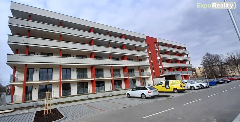 Pronájem garážového stání s uzamykatelným skladem, v novostavbě bytového domu, Rezidence Bartoška