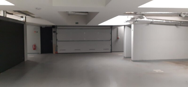 Pronájem garážového stání s uzamykatelným skladem, v novostavbě bytového domu, Rezidence Bartoška