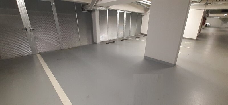 Pronájem garážového stání s uzamykatelným skladem, v novostavbě bytového domu, Rezidence Bartoška