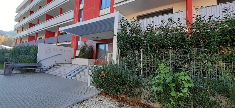 Pronájem garážového stání s uzamykatelným skladem, v novostavbě bytového domu, Rezidence Bartoška