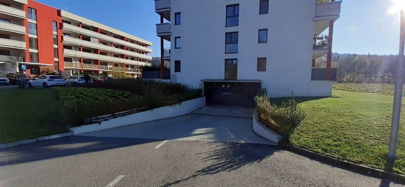 Pronájem garážového stání s uzamykatelným skladem, v novostavbě bytového domu, Rezidence Bartoška