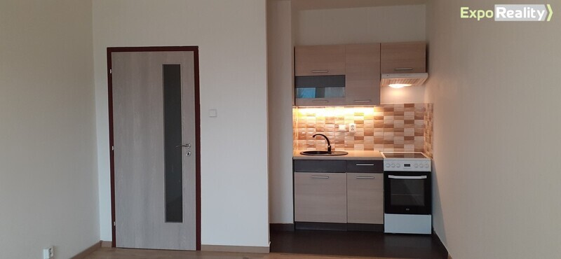 Nabízíme na prodej pěkný byt 1+kk se zasklenou lodžií, město Vsetín, Sychrov