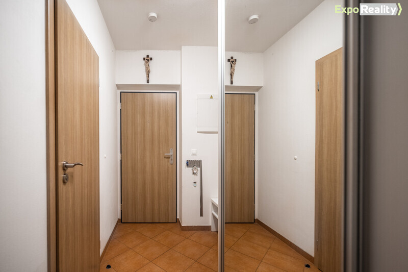 Pronájem částečně zařízeného bytu 2+kk s garážovým stáním – Zlín, Kúty