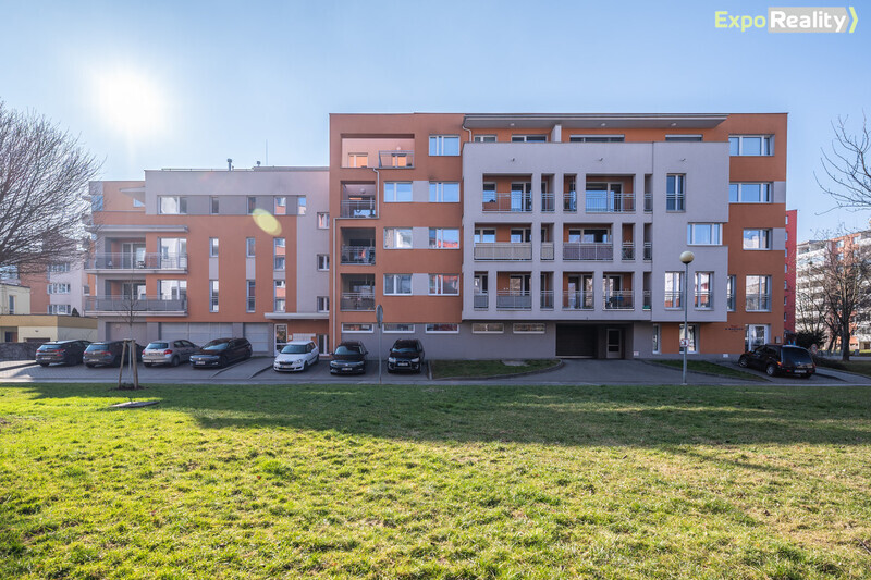 Pronájem částečně zařízeného bytu 2+kk s garážovým stáním – Zlín, Kúty