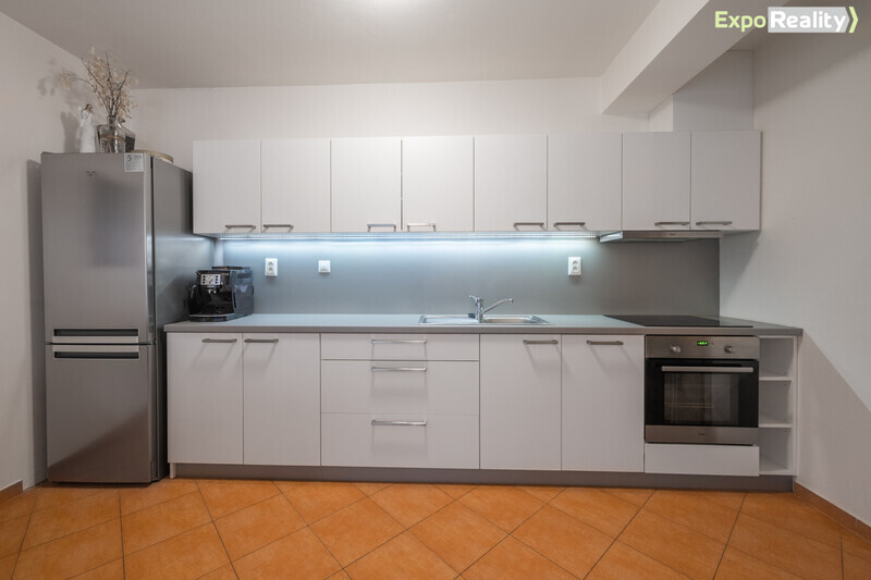 Pronájem částečně zařízeného bytu 2+kk s garážovým stáním – Zlín, Kúty