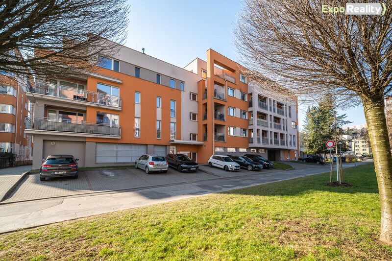 Pronájem částečně zařízeného bytu 2+kk s garážovým stáním – Zlín, Kúty