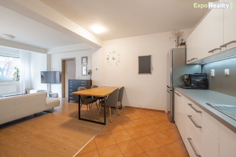 Pronájem částečně zařízeného bytu 2+kk s garážovým stáním – Zlín, Kúty