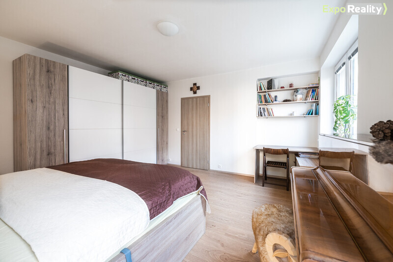 Pronájem částečně zařízeného bytu 2+kk s garážovým stáním – Zlín, Kúty