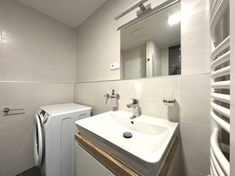 Pronájem moderního bytu 1+kk s terasou a sklepem ve Zlíně.