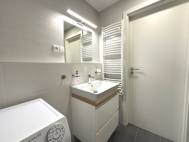 Pronájem moderního bytu 1+kk s terasou a sklepem ve Zlíně.