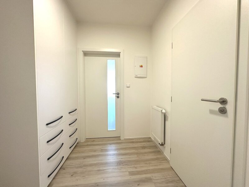 Pronájem moderního bytu 1+kk s terasou a sklepem ve Zlíně.