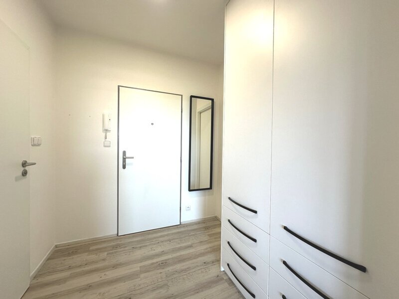 Pronájem moderního bytu 1+kk s terasou a sklepem ve Zlíně.