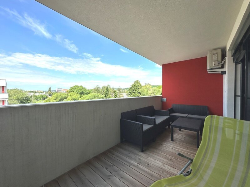 Pronájem moderního bytu 1+kk s terasou a sklepem ve Zlíně.