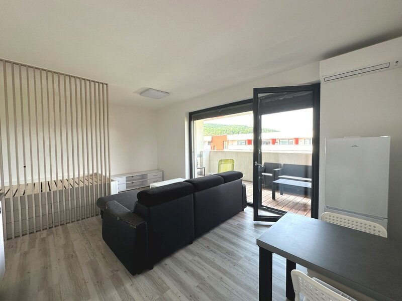 Pronájem moderního bytu 1+kk s terasou a sklepem ve Zlíně.